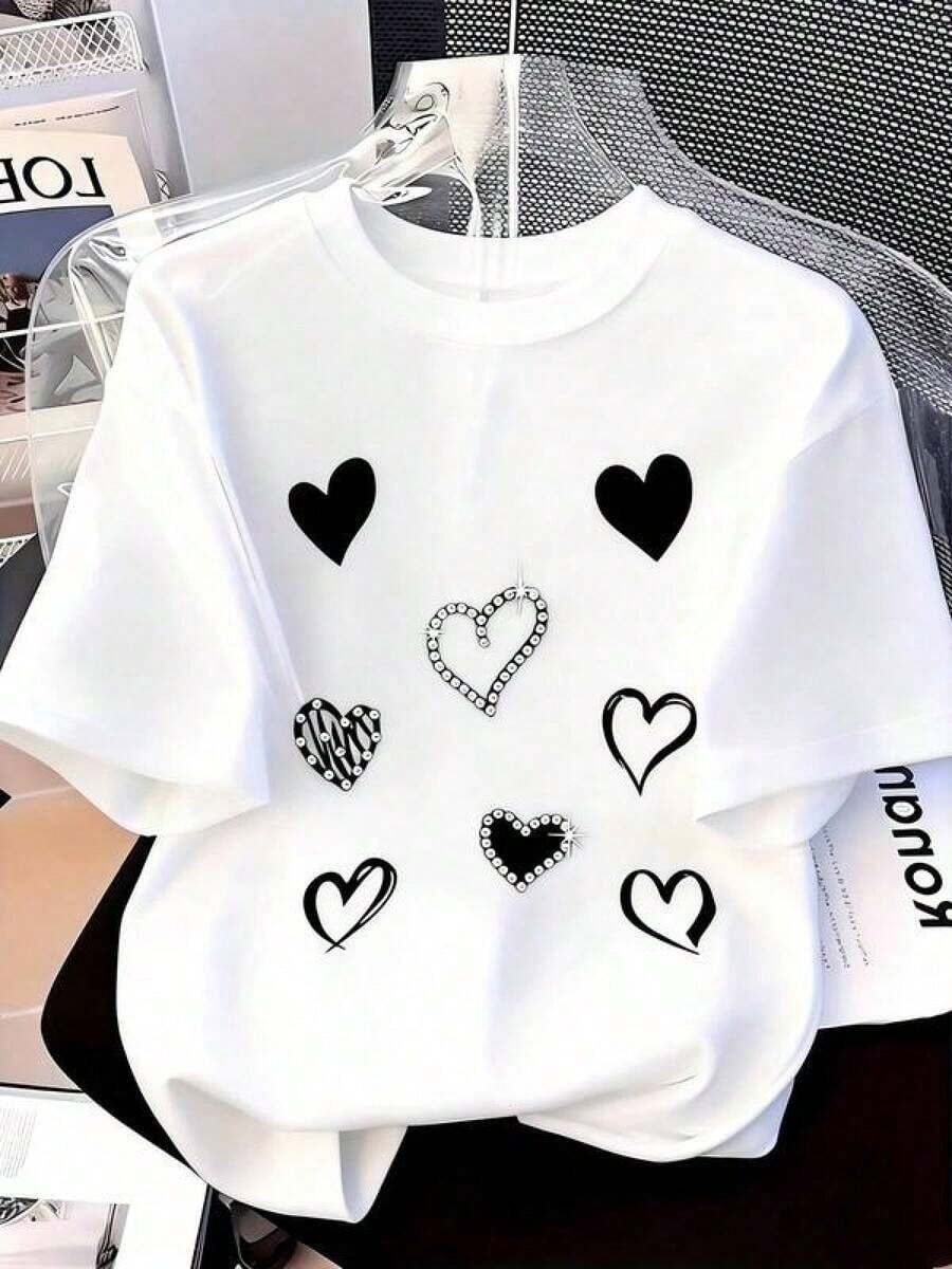 2026 Estampado de camisas de mujer,Nuevo verano ligero blusas casuales para dama,Camiseta del Día de San Valentín [Camiseta de mujer talla plus] Camiseta para mujer talla plus con diseño de corazón rojo y moño negro Manga corta, cuello redondo, tejido con mediana elasticidad, ajuste para todas las temporadas - Blanco - Ver 1