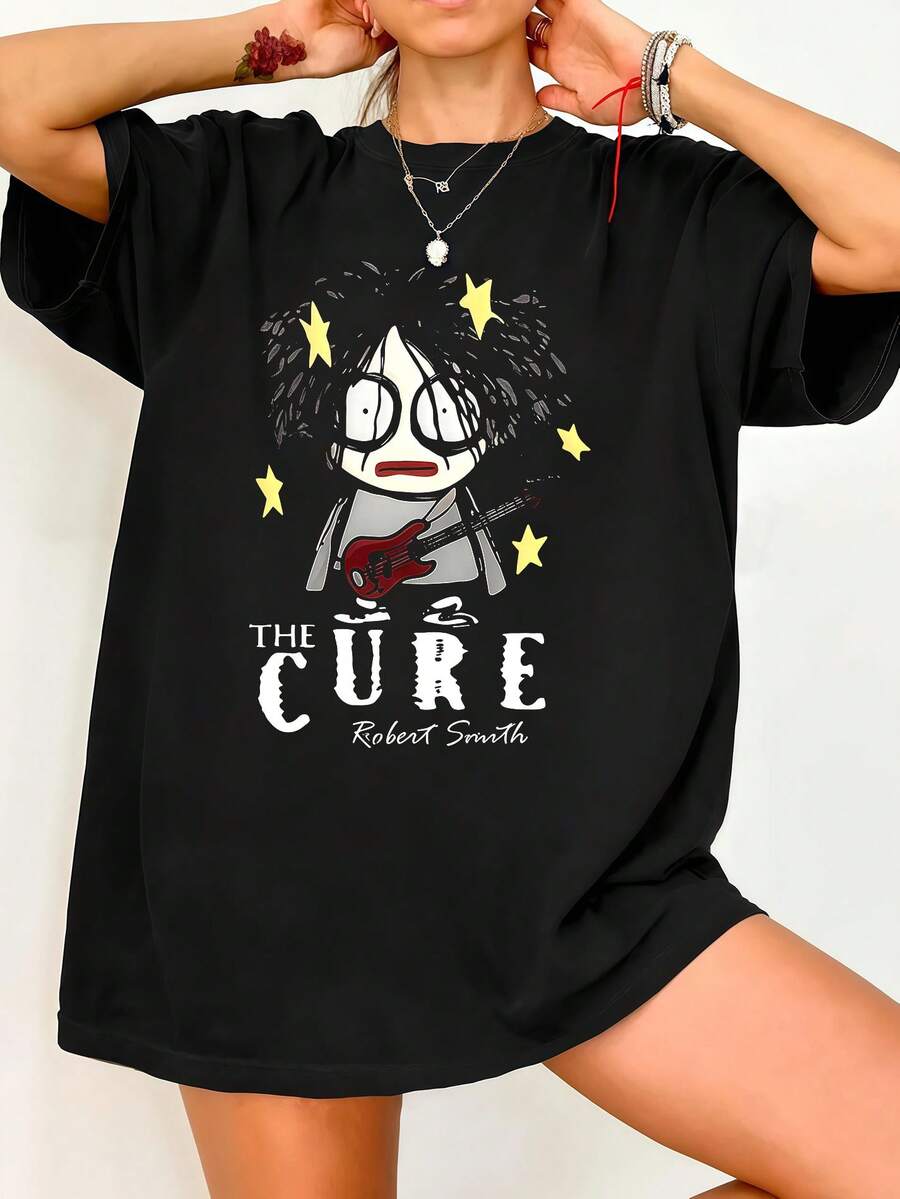 Y2K T-Shirt, The Cure Robert Smith Official Band Graphic T-Shirt - Vintage T-Shirt With Robert Smith's Face & The Cure Lettering. Vintage Graphic Print. Casual Black Cotton Short-Sleeved T-Shirt. - 黑色 - 查看 1