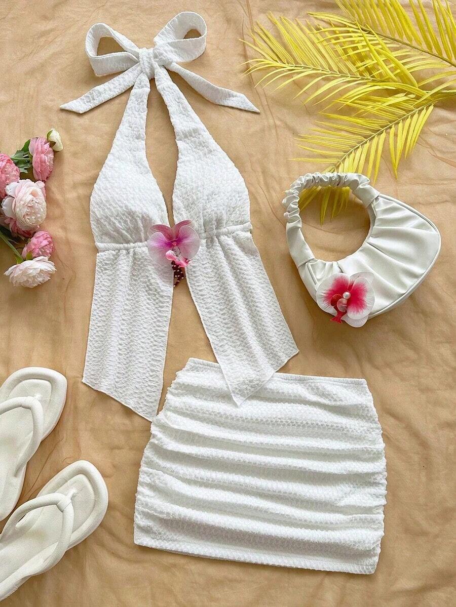 Conjunto de top de tirantes con cuello de corbata y espalda descubierta con decoración floral y minifalda, de tela texturizada blanca, para vacaciones, playa, estilo bohemio - Blanco - Ver 1