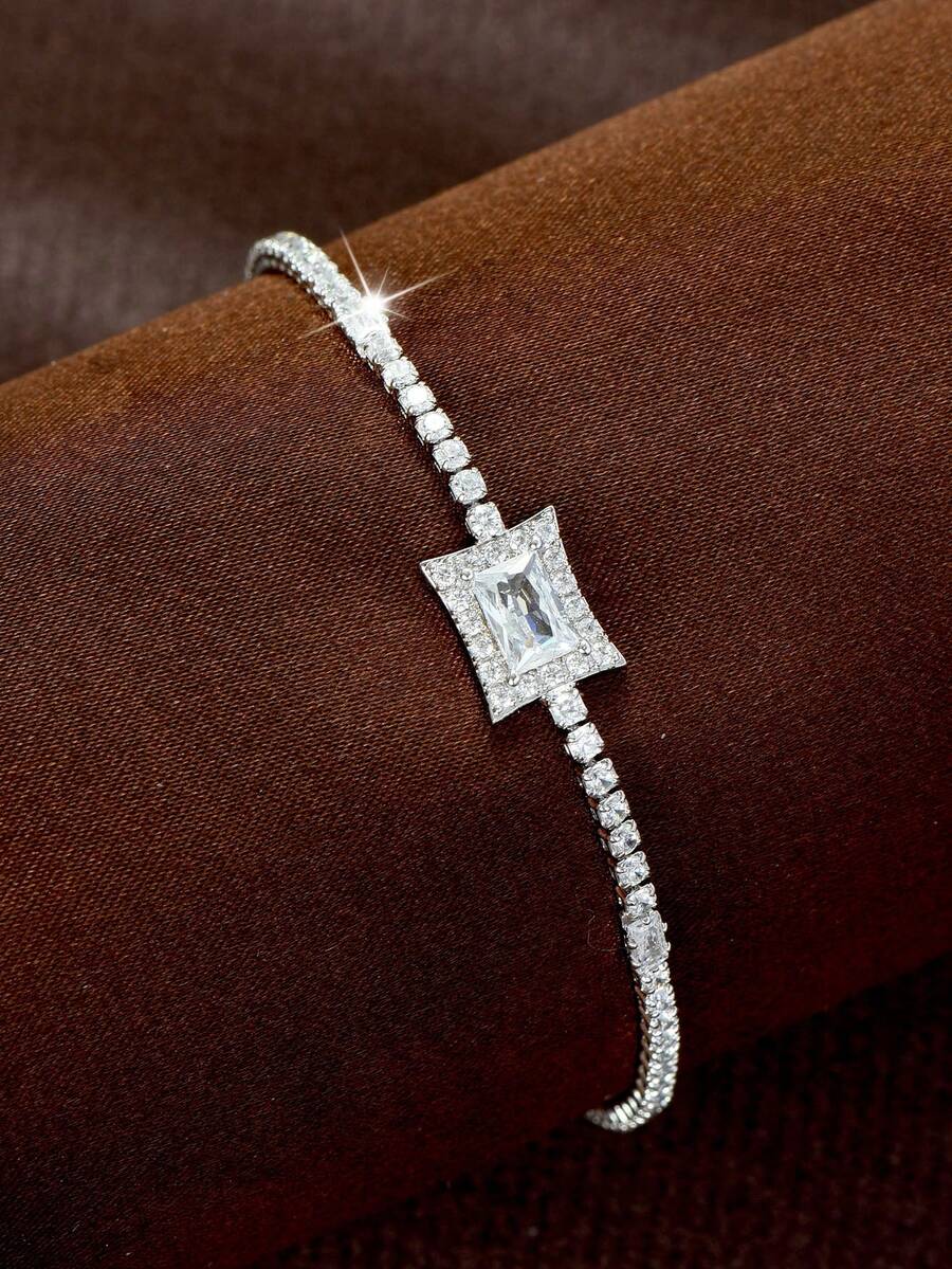 1 chiếc vòng tay ghép mảnh hình học tối giản, mạ vàng trắng 18K với đá Zirconia, gồm các khối kim loại hình chữ nhật trơn nhẵn làm yếu tố chính, phù hợp cho phụ nữ trong các dịp công sở. - Bạc - Xem 1