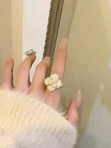 Bộ 4 món phong cách tối giản cổ điển gồm dây chuyền ngọc trai, nhẫn, bông tai và dây đeo xương đòn với thiết kế cánh hoa trà, phụ kiện đa năng dành cho bé gái. - trắng - Xem 3