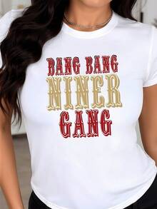 Frase motivadora Bang Bang Niner Gang expresa poder confianza y unidad con letras grandes en tonos rojos y dorados conjuntando energía deportiva y actitud positiva camiseta de mujer casual moderna - Blanco - Ver 8