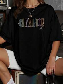 Palabra CHAMPION en tonos pastel con brillo simboliza la fuerza interior y la confianza de quien supera desafíos y celebra sus logros con energía positiva camiseta para mujer casual cómoda y moderna - Negro - Ver 1