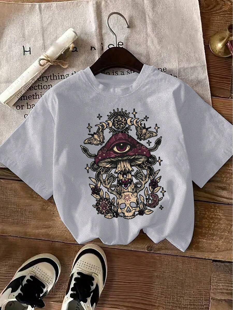 Size Plus, This T-Shirt Features A Fantastical Design Incorporating Occult Symbols, Including A Levitating Eyeball, A Flying Agaric Mushroom, An Ouroboros, A Skull, And Lunar Phases-All Surreal Elements. The Overall Visual Style Blends Dark Magic And Cosmetics. - 淺灰色 - 查看 1