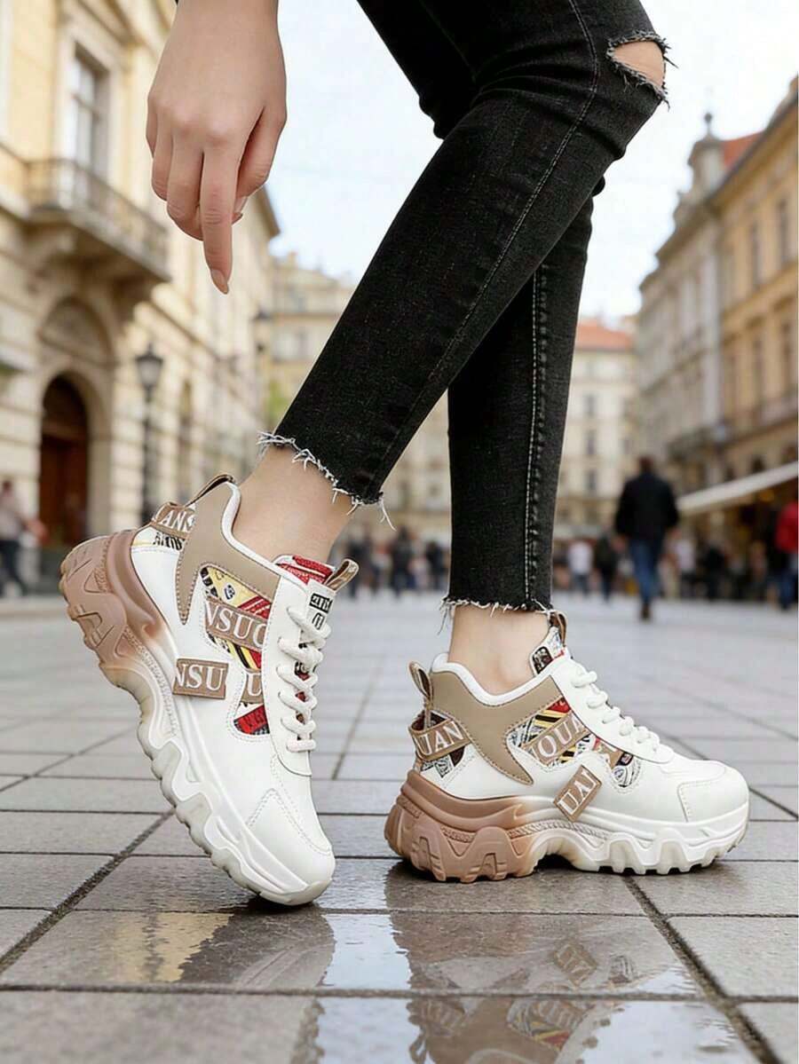 FZY Outdoor Sports High-Top Casual Shoes, Platform Height-Increasing Design, Height-Increasing Casual Shoes Perfect For Looking Taller And Slimmer; Sneakers With Letter Webbing And Newspaper Print On The Upper, Highly Eye-Catching For Cool Girls When Going Out; Casual Sports Shoes With Super Fiber Dirt-Resistant Upper And Waterproof Faux Leather Material, Easy To Maintain For Daily Commuting, Reinforced Stitching On The Toe For Improved Durability; Outdoor Travel Casual Shoes With Non-Slip Serrated Outsole For Strong Grip, Shock Absorption And Rebound For All-Day Comfort, Suitable For Short Trips; Casual Outdoor Running Shoes With Breathable Mesh Lining, Comfortable Wrapping Without Blisters, Pull Tabs On The Tongue And Heel For Easy On And Off; All-Season Versatile For Any Outfit, Combining Retro Style And Practicality, A Item With Both Great Appearance And Cost Performance. - trắng - Xem 1