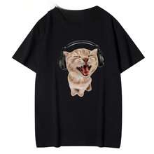 Bonita camiseta de manga corta para mujer con estampado de un gato feliz con auriculares, top informal de largo regular de tejido de punto con un ligero toque elástico para el día a día. - Negro - Ver 1