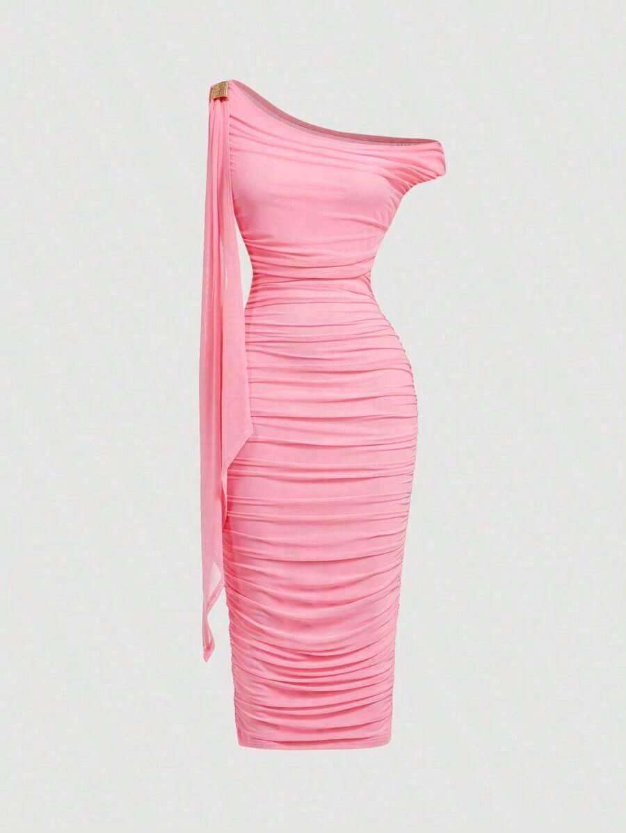 Vestido de longitud media con hombro asimétrico ajustado, fruncido y decoración de hebilla metálica para mujer - Rosa - Ver 1