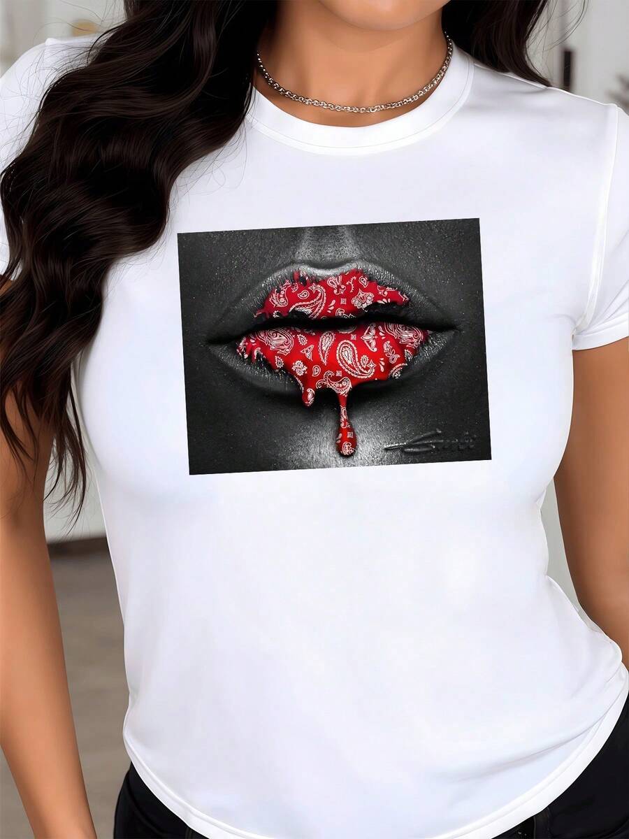 Labios rojos con textura de pañuelo brillante y gotas que evocan pasión fuerza y arte urbano moderno camiseta de mujer casual ceñida elegante para combinar con jeans - Blanco - Ver 1
