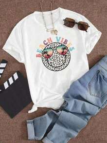 Women's Loose Casual T-Shirt With A  Face Wearing Sunglasses And The Words "Beach Vibes" - 白色的 - 查看 7