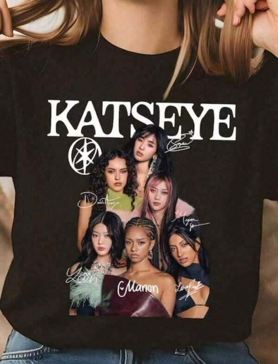 Flickkläder: Katseye Members T-shirt med rosa signaturer, Vintage Katseye Graphic T-shirt, Katseye The Beautiful Chaos Tour T-shirt, Söt kortärmad T-shirt med kreativt, roligt och minimalistiskt grupptryck, Lämplig för vardagskläder, vår-sommar, alla hjärtans dag, familjekläder, festkläder, streetwear-stil, perfekt som presenter, vardagskläder, lämplig för alla årsT-ider. - Svart - Visa 1