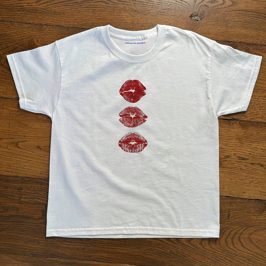 3 Kisses Tee, Graphic Tee, Heavy Cotton, Iconic Ogan T-Shirt220g Heavyweight 100% Cotton T-Shirt. Butterfly Print. Unisex Sizing. Round Neck Inspirational T-Shirt. Cute And Beautiful Y2K-Inspired Summer Top, Perfect For The Outdoors, Home, Work, Or Street Wear. Casual, Loose-Fitting Everyday T-Shirt. - 白色 - 查看 1