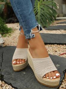 Chinelo feminino de plataforma com sola grossa, modelo Primavera/Verão 2026. Confortável, respirável e ideal para praia, festas, eventos punk, férias e moda avant-garde. Perfeito para o dia a dia, férias, casamentos, viagens a trabalho, eventos corporativos, festivais, férias, festas universitárias e para o escritório. - Bege - Ver 3