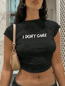White Fitted Cropped T-Shirt With A Crew Neck And A Graphic Print Featuring The Phrase "I Don't Care." It Has Short Sleeves And A Minimalist Style. Ideal For Spring And Summer, Perfect For The Office, Walks, Vacations, And Everyday Wear. A Versatile Women's Basic Blouse With A Casual Yet Elegant Style That Pairs Well With All Your Favorite Outfits. 8NYG - 黑色 - 查看 4