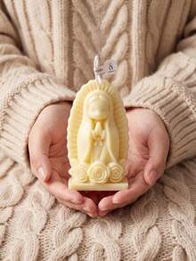 4 piezas Velas de cera de soja con diseño de Virgen María en estilo lindo y de dibujos animados, en colores melocotón rosa, verde menta, lavanda púrpura y amarillo crema. Decoración para el hogar, regalo para el Día de la Madre, regalo de graduación 2026 para ella, decoración de escritorio de oficina, centro de mesa para bodas, vela de oración católica, aromaterapia y meditación, decoración de altar, y confirmación, regalo festivo para mamá, novia y esposa - Set de edición limitada de Madonna en tonos pastel - Ver 7
