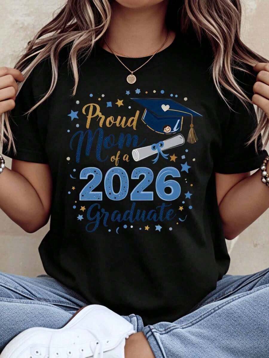 Camiseta Moderna para Mamá Orgullosa de Graduada de 2026, Diseño de Gorro de Graduación y Diploma para Celebración de Madre de Graduada, Uso Diario - Negro - Ver 1