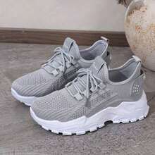 FZY These Women's Knit Platform Sneakers Are Perfect For 2026. Featuring A Lightweight And Breathable Mesh Upper, These Running Shoes Are Non-Slip, Platform, And Casual Athletic Shoes Suitable For Dads. Equipped With Elastic Laces, They Offer All-Day Comfort For Walking, Ideal For Commuting, Outdoor Activities, Fitness, Hiking, And Vacations. Perfect For Mother's Day And Labor Day, These Shoes Boast A Supportive Cushioning Insole, Arch Support, And A Shock-Absorbing, Non-Slip Rubber Outsole. No Break-In Period Is Needed, They Are Easy To Clean, And Feature Quick-Drying Fabric And An Odor-Resistant Lining. They Pair Well With Jeans, Leggings, And Shorts, And Are Available In Plus Sizes. The Platform Design Provides Added Height And A Slimming Effect. Unisex And Versatile, They Complement All Clothing. Lightweight And Comfortable For All-Day Wear, They Are Ideal For Picnics, Weekend Getaways, Brunch Dates, And Casual Gatherings. - 灰色 - 查看 3