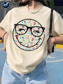 Esta camiseta está hecha 100% de tela, pesa 6.35 onzas y presenta un diseño estampado de gafas y una cara sonriente. Es un producto de la marca Orca, que encarna el estilo Y2K, y es perfecta para salidas casuales de verano, actividades al aire libre y vacaciones. - Albaricoque - Ver 12
