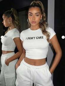 White Fitted Cropped T-Shirt With A Crew Neck And A Graphic Print Featuring The Phrase "I Don't Care." It Has Short Sleeves And A Minimalist Style. Ideal For Spring And Summer, Perfect For The Office, Walks, Vacations, And Everyday Wear. A Versatile Women's Basic Blouse With A Casual Yet Elegant Style That Pairs Well With All Your Favorite Outfits. 8NYG - 白色 - 查看 6