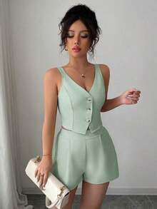 Conjunto de 2 piezas para mujer compuesto por blusa top con abertura y botones delanteros en color liso estilo minimalista y casual + pantalones cortos - Verde - Ver 6