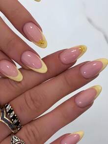 Biến đổi bộ móng của bạn với 24 móng giả hình hạnh nhân cỡ trung bình, kiểu dáng đơn giản, thời trang, thiết kế sao biển kim loại, màu vàng kiểu Pháp, thanh lịch, dùng hàng ngày, mùa xuân/hè, họa tiết ngôi sao tươi mới, màu kem vàng, sọc kiểu Pháp, bộ móng giả phủ toàn bộ dành cho phụ nữ và bé gái. Bao gồm 1 tờ keo dán và 1 miếng dán mini dạng gel. Giao hàng ngẫu nhiên. - Màu vàng - Xem 5