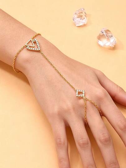 1 chiếc dây đeo tay hình tam giác nối liền các ngón tay, phụ kiện đeo tay thời trang kiểu Âu và Mỹ phù hợp cho trang phục dạ hội.