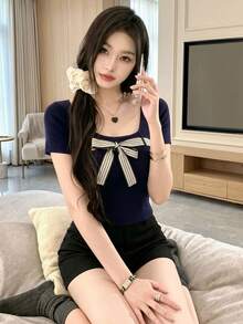 2026 法式甜辣条纹蝴蝶结装饰女士针织上衣，方领短袖罗纹修身短款毛衣，藏蓝色学院风针织开衫，适合春夏秋季日常穿着，也适合工作、情人节、母亲节、派对等场合。 - 寶藍色 - 查看 5