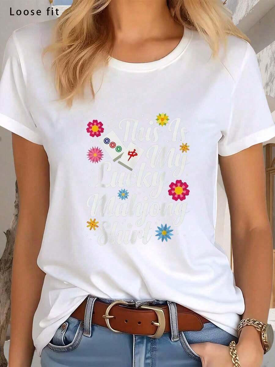 1 pieza. Esta es mi camiseta de Mahjong de la suerte. Diseño de fichas de Mahjong y flores para uso casual y noches de juego. Corte regular para mujer, manga corta, cuello redondo. 180g, 100% algodón. Los diseños están impresos. Unisexo. - Blanco - Ver 1