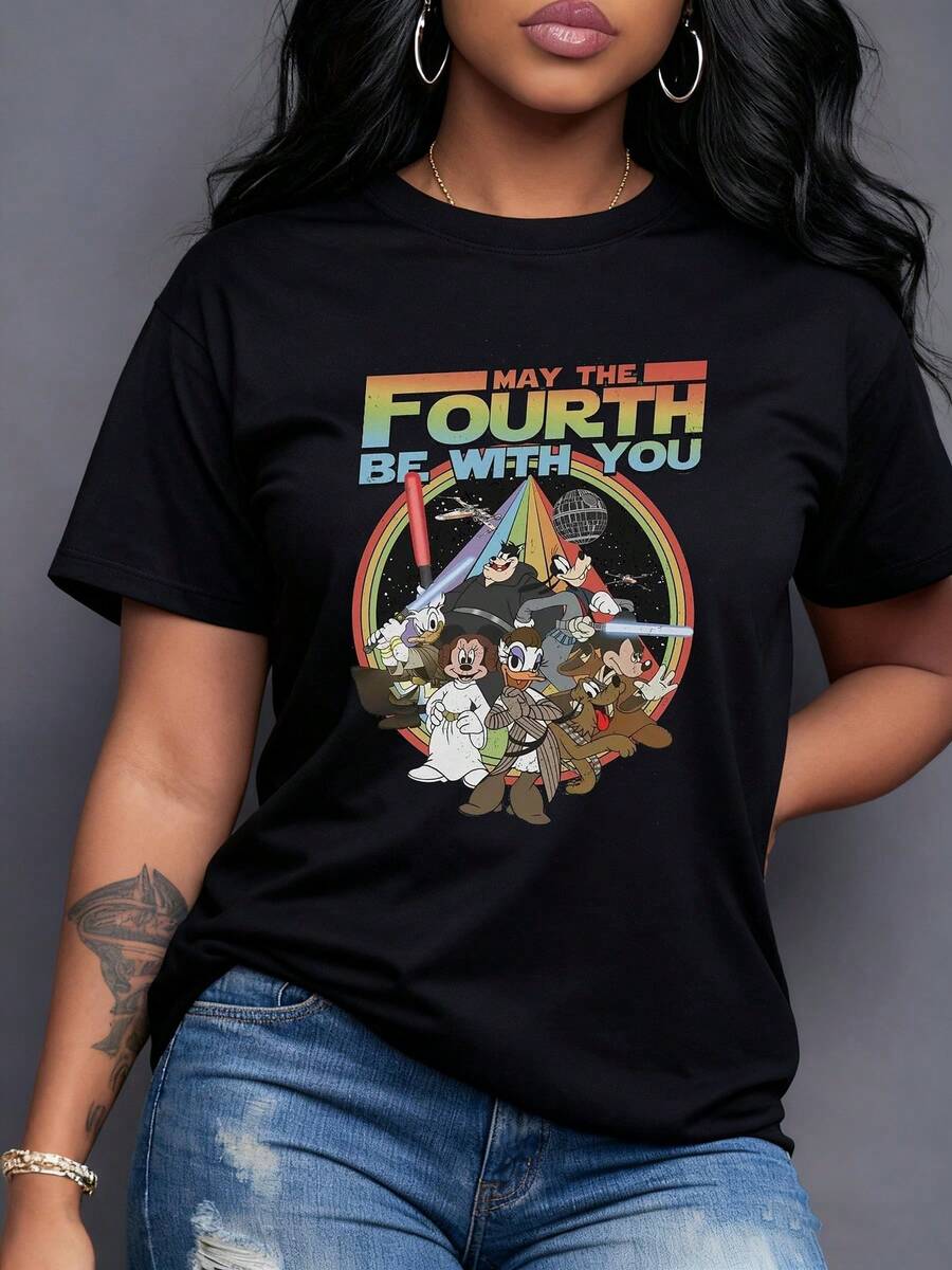 Personajes clásicos vestidos como héroes espaciales celebrando la frase May the Fourth Be With You" con colores brillantes y ambiente galáctico camiseta para mujer moderna y divertida - Negro - Ver 1