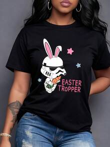 Conejo astronauta sosteniendo una zanahoria simboliza valentía y humor en días festivos con estrellas de colores y texto alegre EASTER TROPPER camiseta para mujer casual moderna cómoda para uso diario - Negro - Ver 1