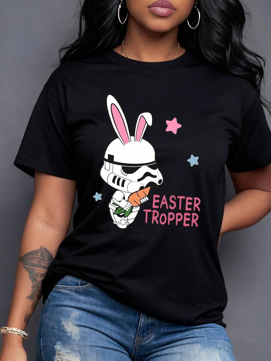 Conejo astronauta sosteniendo una zanahoria simboliza valentía y humor en días festivos con estrellas de colores y texto alegre EASTER TROPPER camiseta para mujer casual moderna cómoda para uso diario - Negro - Ver 1