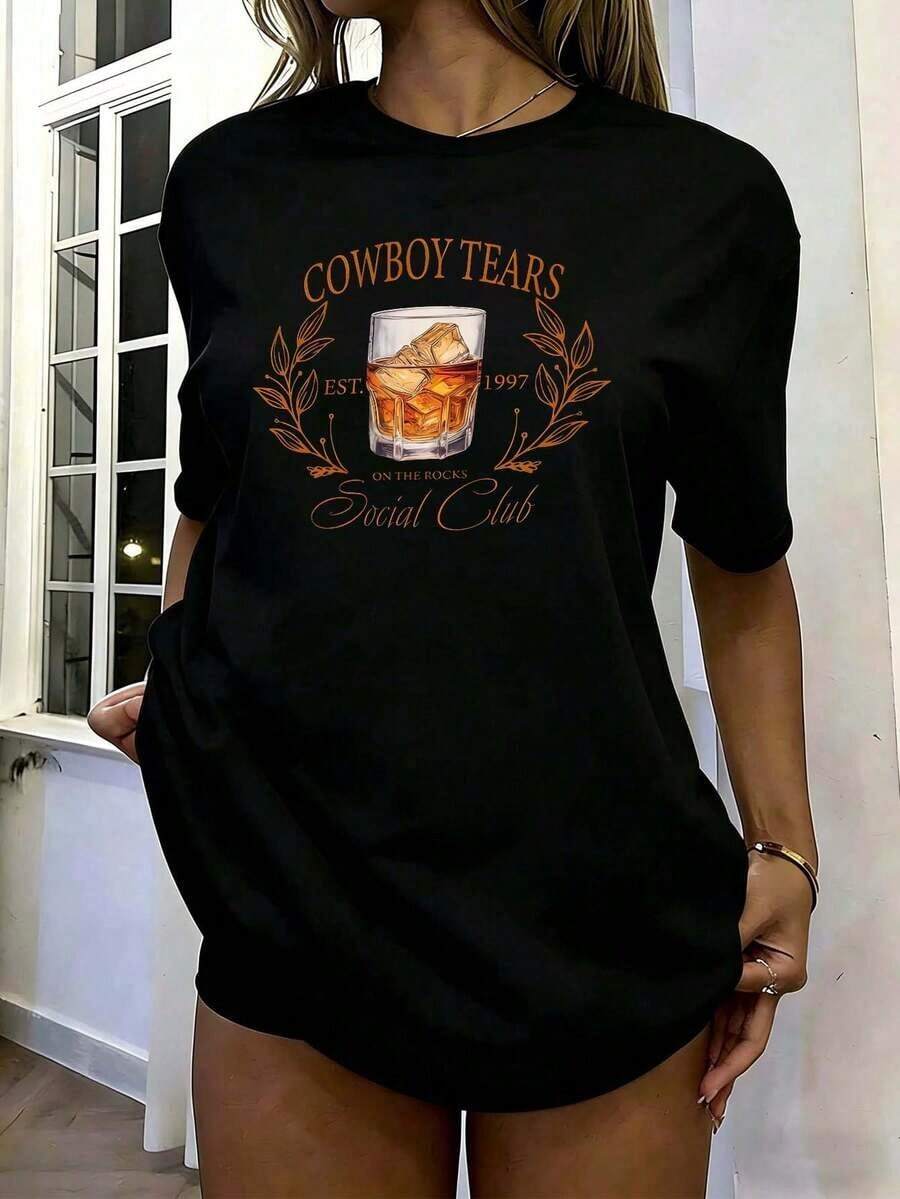 Playera negra de algodón para mujer, cuello redondo, manga corta, estampado western retro "Cowboy Tears Social Club" con vaso de whisky, hojas y texto, estilo casual y chic, ideal para uso diario, salidas y looks de nocheAdecuado como regalo. playera de mujer. blusas>elegantes. boho chic,Exquisita camiseta estampada de cuello redondo para mujer, ideal para varias estaciones, perfecta para vacaciones, viajes y días festivos. - Negro - Ver 1