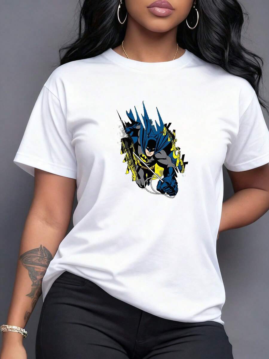 Heroic Figure In Blue And Yellow Tones Symbolizing Bravery And Urban Justice. Women's T-Shirt With Eye-Catching Print And Modern Cut, Ideal For A Sophisticated Casual Look. - 白色 - 查看 1