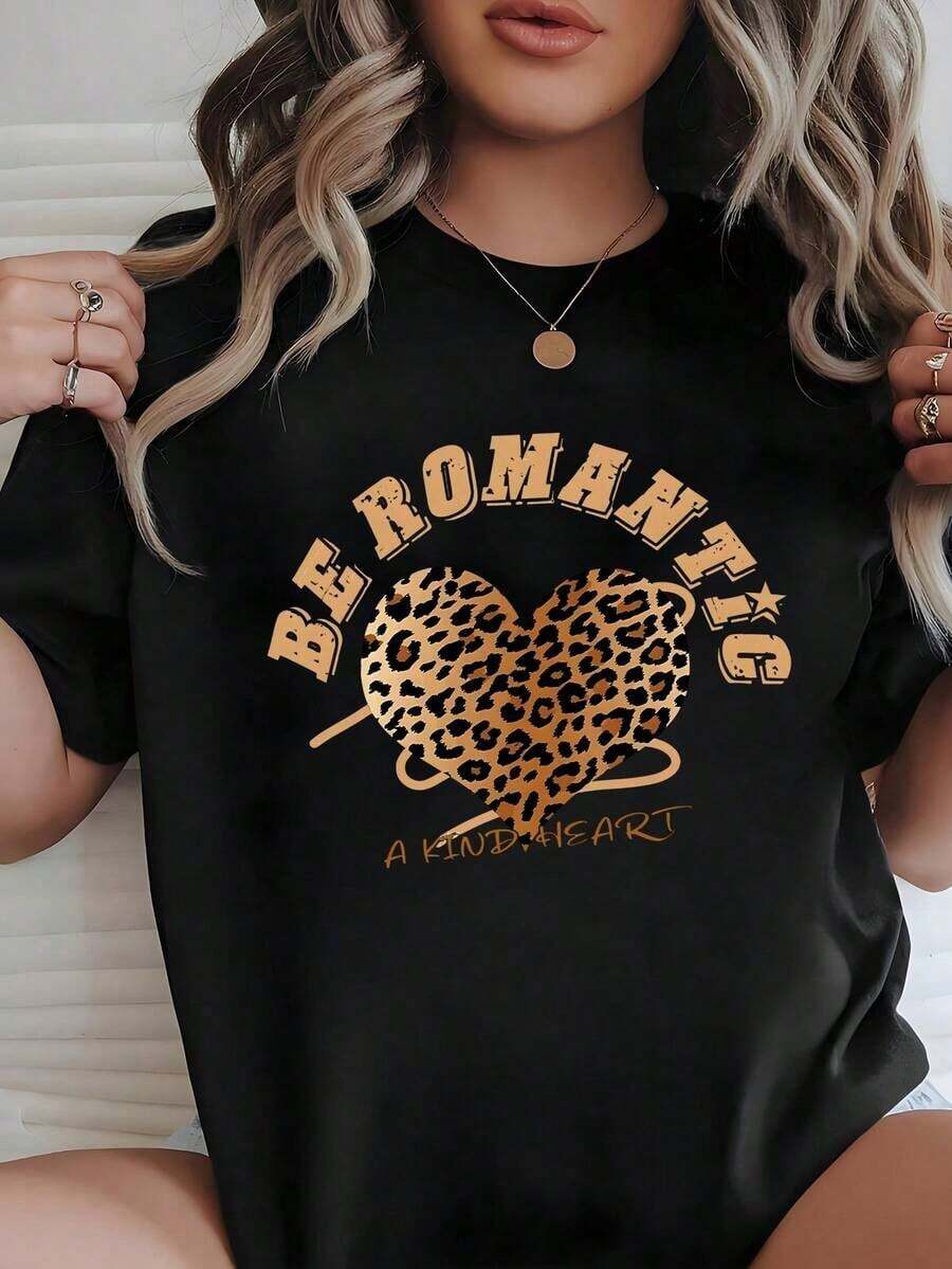 Playera Negra de Mujer con Corazón de Estampado de Leopardo, Camia de Frase Be Romantic Aesthetic Manga Corta, Top Moderno de Animal Print Elegante, Blusa Casual con Diseño de Corazón AmableAdecuado como regalo. playera de mujer. blusas>elegantes. boho chic,Exquisita camiseta estampada de cuello redondo para mujer, ideal para varias estaciones, perfecta para vacaciones, viajes y días festivos. - Negro - Ver 1