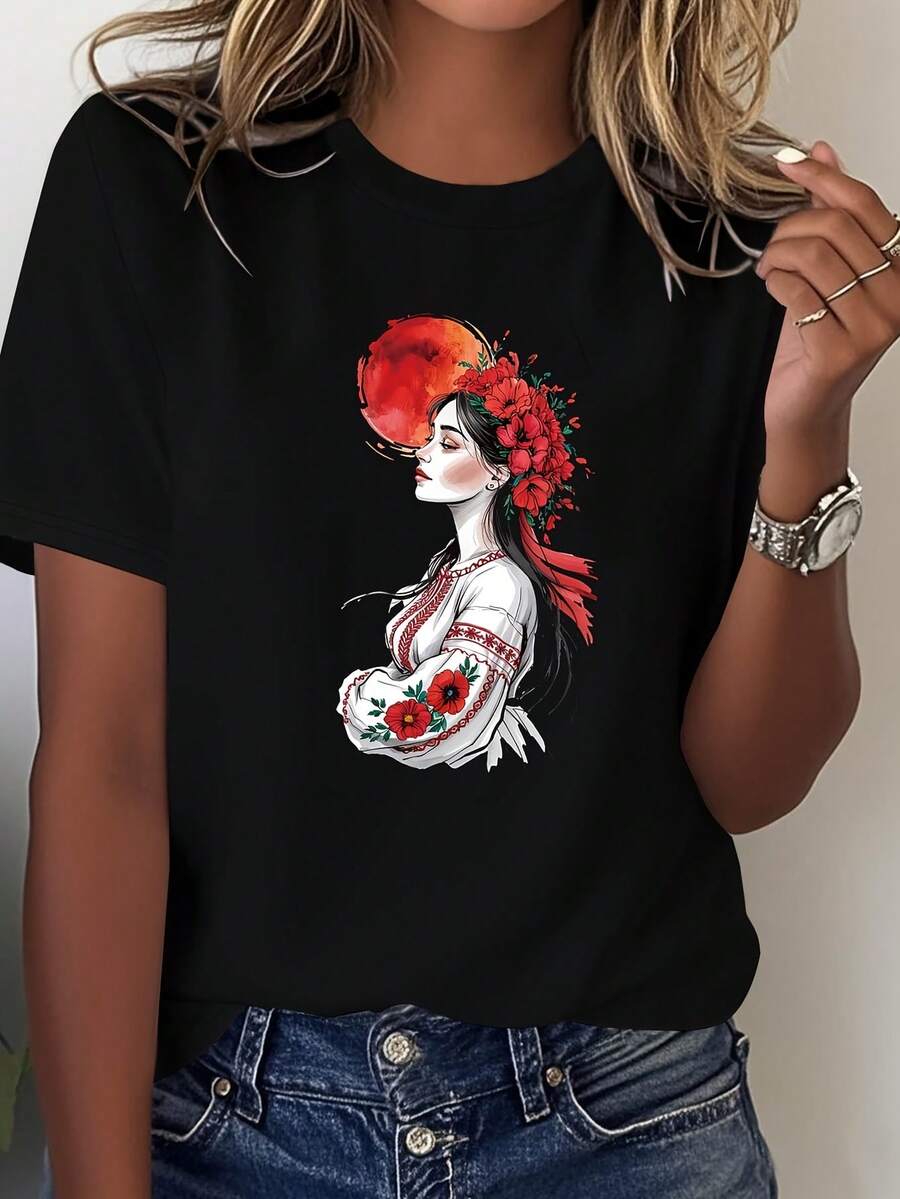 Tallas Grandes - Tallas Grandes - Un Momento Elegante, La Belleza del Estilo .Una camiseta casual de moda para mujer de talla grande, con cuello redondo, para primavera y verano, que presenta un diseño de mujeres vestidas con ropa tradicional con motivos florales y adornada con una flor roja. - Negro - Ver 1