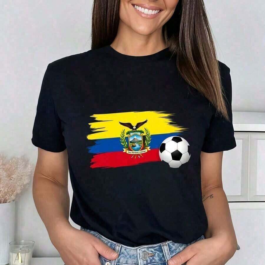Camiseta de manga corta oversize negra unisex para mujer, esencial para la Primavera Vintage 2026 - Diseño gráfico de la bandera nacional de Ecuador y el balón de fútbol, estilo patriótico para aficionados al fútbol ecuatoriano, Copa Mundial 2026, impresión de alta calidad, top informal para ver partidos el día del juego.
   Camiseta Casual de Cuello Redondo para Uso Diario y Vacaciones, Holgada y Cómoda, para el Verano - Negro - Ver 1