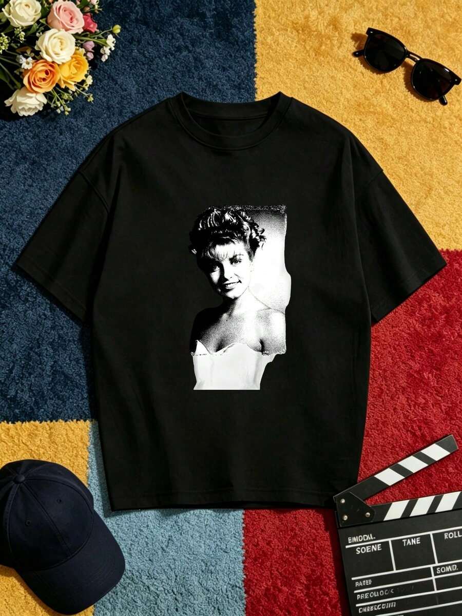 This Casual Summer T-Shirt, Featuring A Striking Retro-Inspired Design, Is Perfect For Relaxed Wear And Makes A Great Family Gift For The Holidays. Suitable For Parties And Everyday Wear, It's Ideal For Vacations And Leisure Time, And Excellent For Family Gatherings And Holidays. - 黑色 - 查看 1