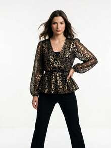 Blusa de mujer con detalle de leopardo y camiseta negra debajo. - Negro - Ver 5