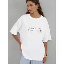 Camiseta de manga corta 100% algodón, estilo europeo y americano, casual y sencilla, inspirada en la dopamina del verano, con estampado artístico de letras, top que estiliza la figura. - Blanco - Ver 2
