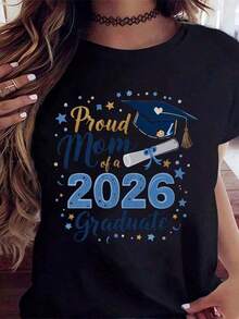 Camiseta Moderna para Mamá Orgullosa de Graduada de 2026, Diseño de Gorro de Graduación y Diploma para Celebración de Madre de Graduada, Uso Diario - Negro - Ver 3