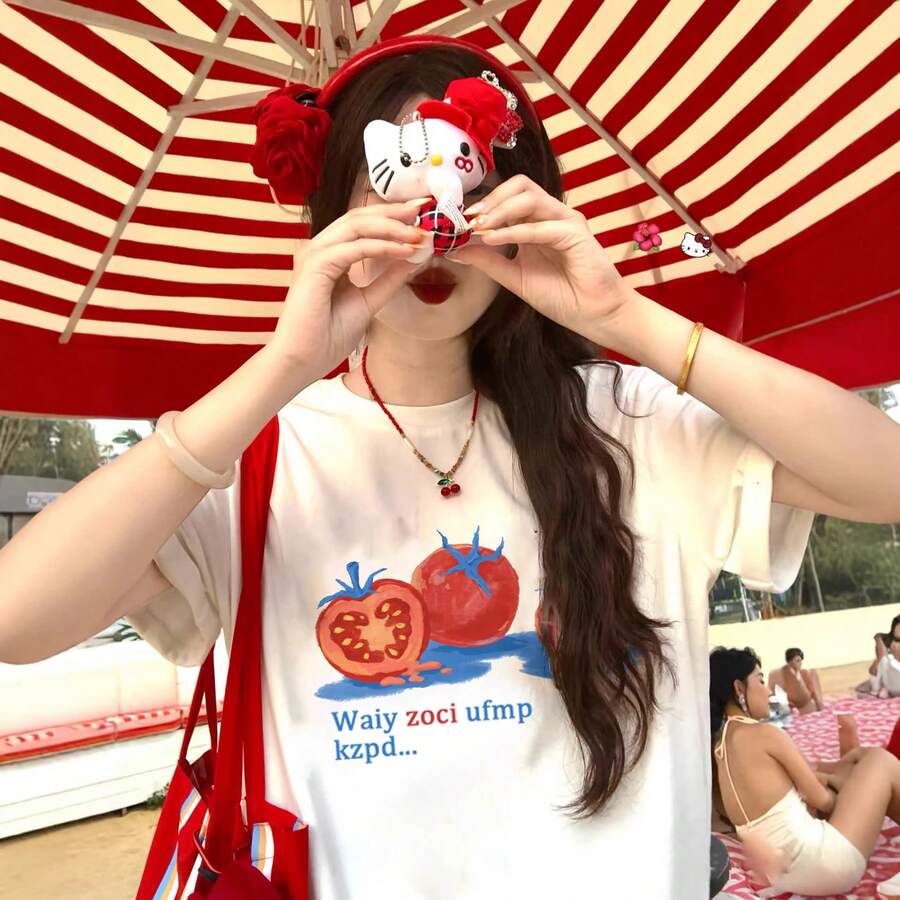 Camiseta blanca de talla grande para mujer verano 2026, confeccionada en algodón con hombro recto y diseño exclusivo poco visto.Corte suelto súper cómodo y favorecedor, estilo casual muy chévere para la temporada calurosa.Ideal para uso diario y salidas, queda padrísima para lucir un look sencillo, juvenil y con mucho estilo. KCTF - Blanco - Ver 1