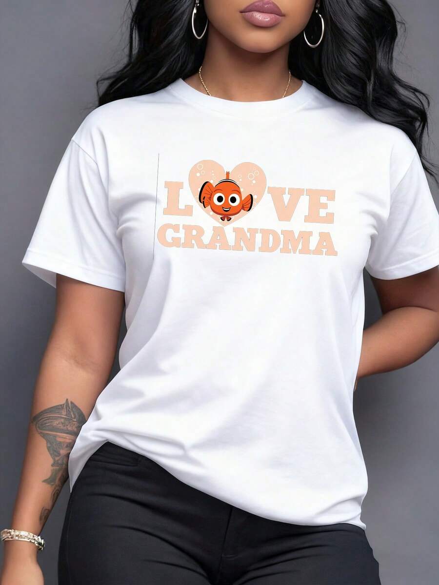 Heart With A Smiling Orange Fish Conveying Affection And Family Joy, Along With The Text "Love Grandma," Reflecting Tenderness And Love For Grandmothers. Casual, Comfortable, And Modern Women's T-Shirt. - 白色 - 查看 1