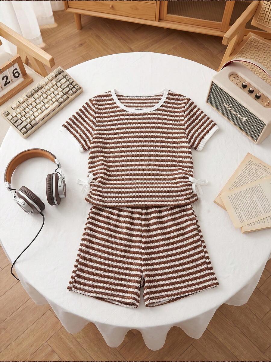 Conjunto de top con volantes en la cintura y lazo decorativo a juego con shorts minimalistas para niña - Marrón - Ver 1