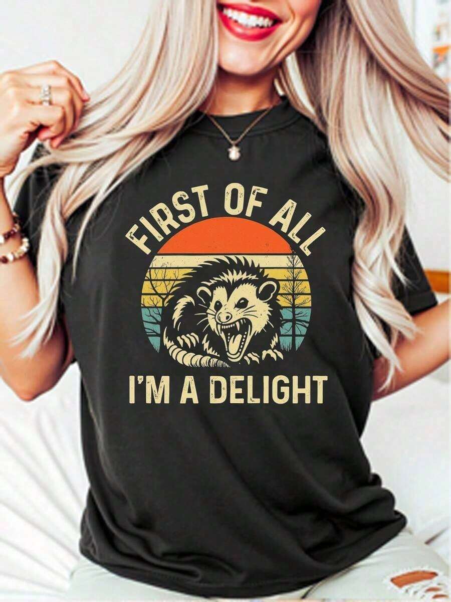 One Unisex Short-Sleeved Crew Neck T-Shirt, 100% Cotton, With A Graphic Opossum Print And The Phrase "FIRST OF ALL I'M A DELIGHT," Ideal For Basic T-Shirts And Summer Tops For Women. 210g 100% Cotton, Designs Are Printed. Unisex. - 黑色 - 查看 1