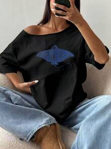 Kaos Putih Longgar dengan Bahu Asimetris Motif Pari Manta Laut Tropis, Cocok untuk Liburan Kasual Hitam - Hitam - View 3