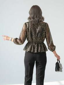 Blusa de mujer con detalle de leopardo y camiseta negra debajo. - Negro - Ver 4