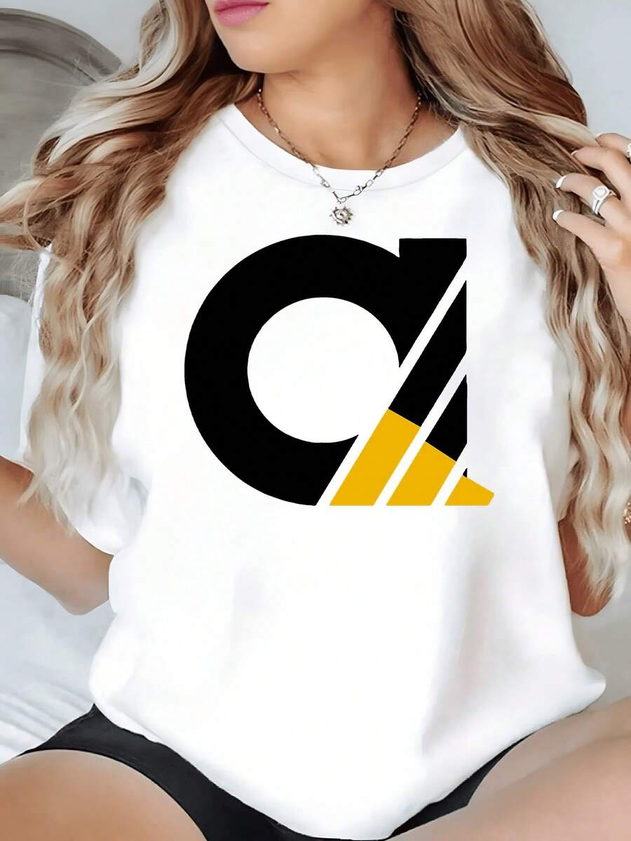 Gran símbolo abstracto en forma de letra estilizada en negro con detalles geométricos amarillos transmitiendo energía y modernidad camiseta de mujer casual - Blanco - Ver 1
