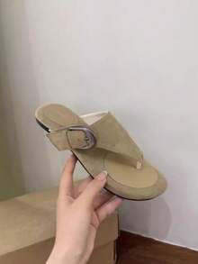 Dép xỏ ngón da lộn kiểu retro cho nữ, dép quai ngang đế bằng có khóa kim loại, dép đi trong nhà mùa hè thoải mái. - Màu be - Xem 1