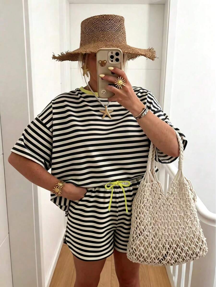 大尺碼女款兩件套:圓領T恤與抽繩短褲,條紋休閒居家服套裝,抽繩設計優雅夏季款 - 黑與白 - 查看 1