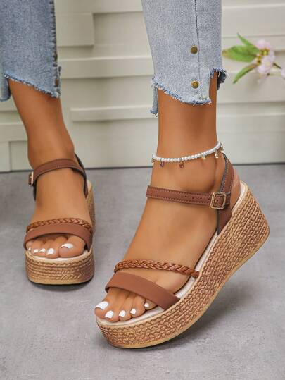 1 đôi sandal đế xuồng mùa hè kiểu dáng thường ngày dành cho thanh thiếu niên, thiết kế hở mũi với quai đan và quai màu trơn, quai cổ chân có thể điều chỉnh, phù hợp để mang hàng ngày.