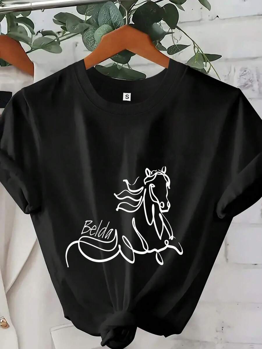 Camiseta personalizada con nombre y diseño de caballo, ideal para entusiastas del mundo equino, perfecta como regalo para familiares y amigos - Negro - Ver 1